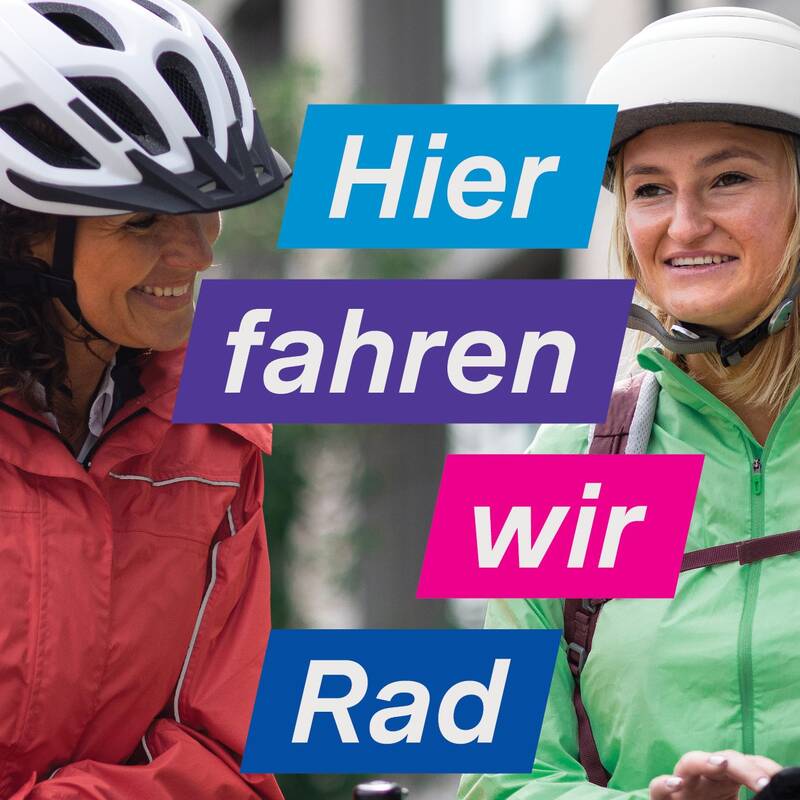 Zwei lachende Frauen mit Fahrradhelmen