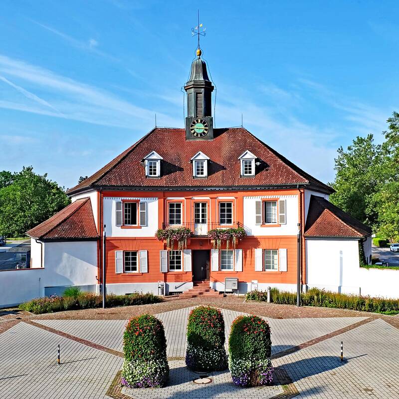 Ein großes Gebäude mit einem Glockenturm darauf