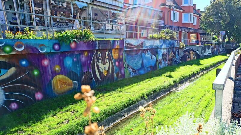 Ufer mit bemalten Wänden