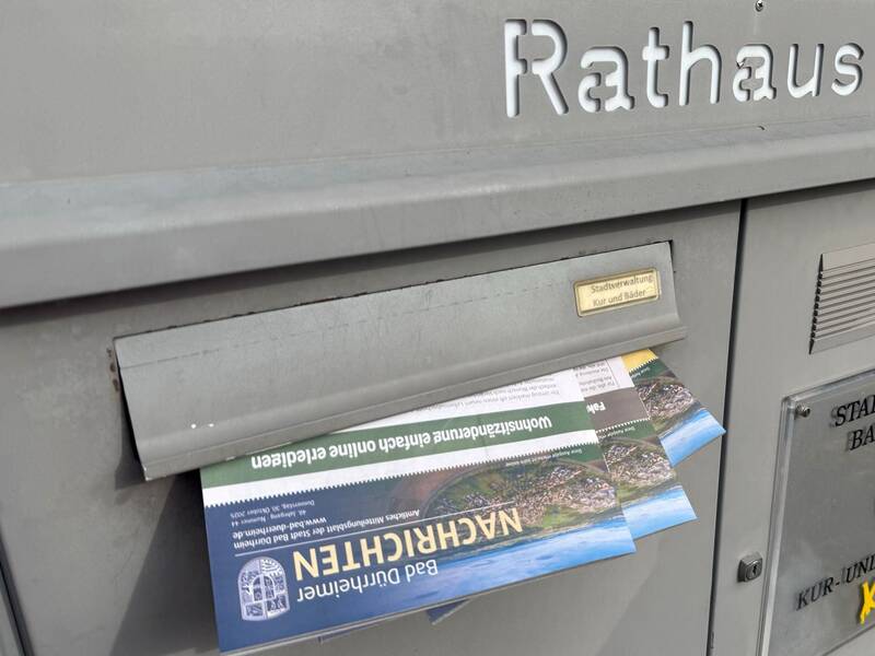 Briefkasten des Rathauses mit dem Amtsblatt 