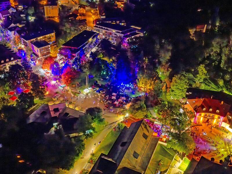 Bad Dürrheimer Innenstadt von oben bei Nacht mit bunten Lichtern