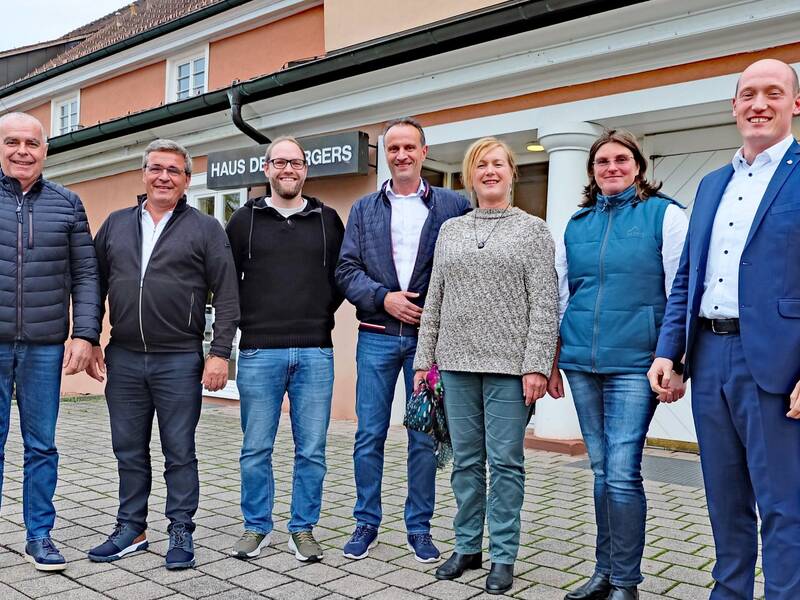 Die Ortsvorsteherinnen und Ortsvorsteher sowie Bürgermeister Berggötz vor dem Haus des Bürgers