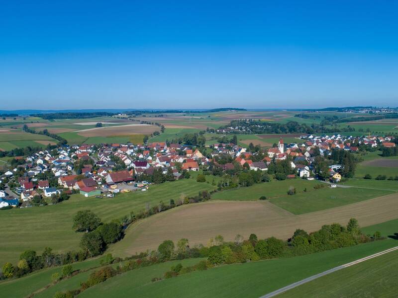 Häuser und Felder von oben