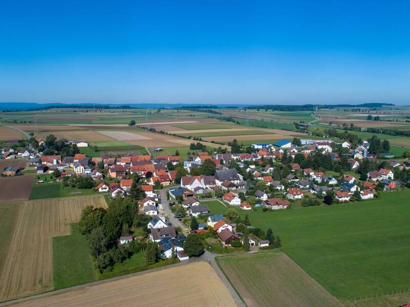 Häuser und Felder von oben