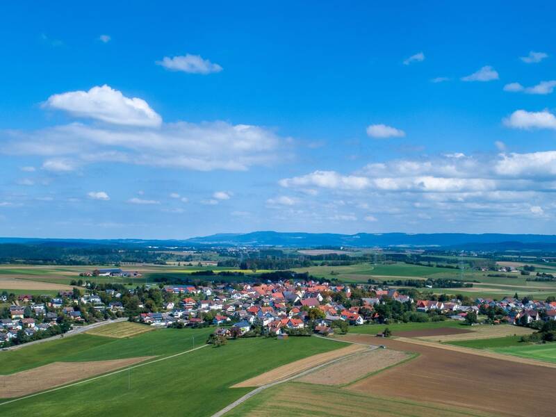 Häuser und Felder von oben