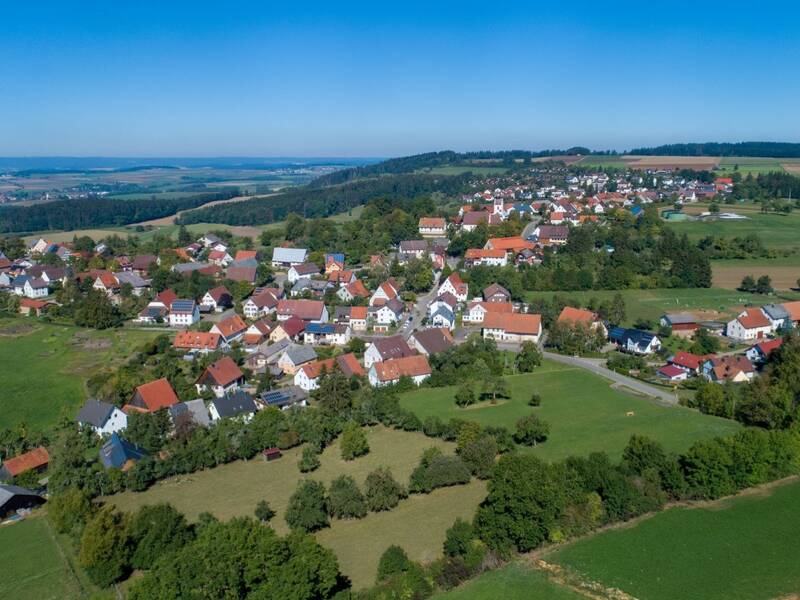 Häuser und Felder von oben