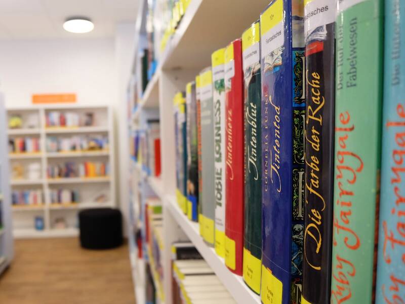 Bücherregale und Sitzgelegenheit