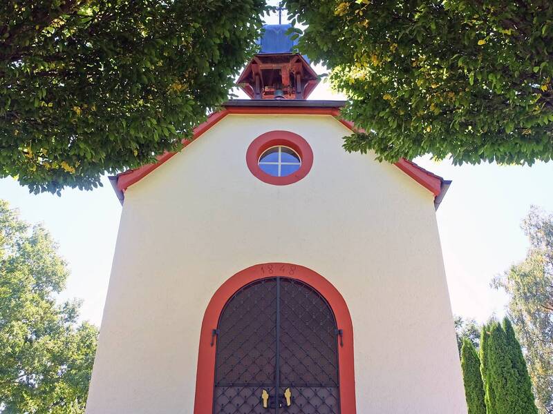 Eine kleine Kapelle zwischen Bäumen