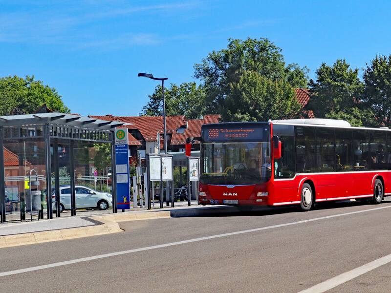 Ein Bus hält am Busbahnhof