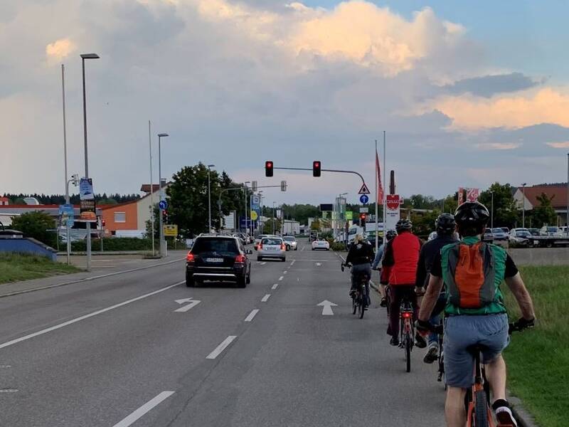 Menschen auf dem Fahrrad fahrend auf einer Straße