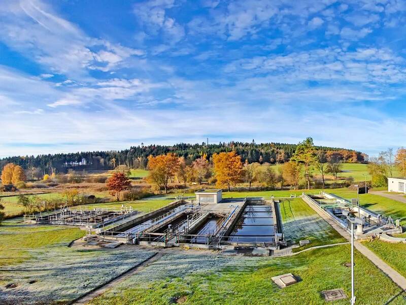 Kläranlage mit Klärbecken von oben