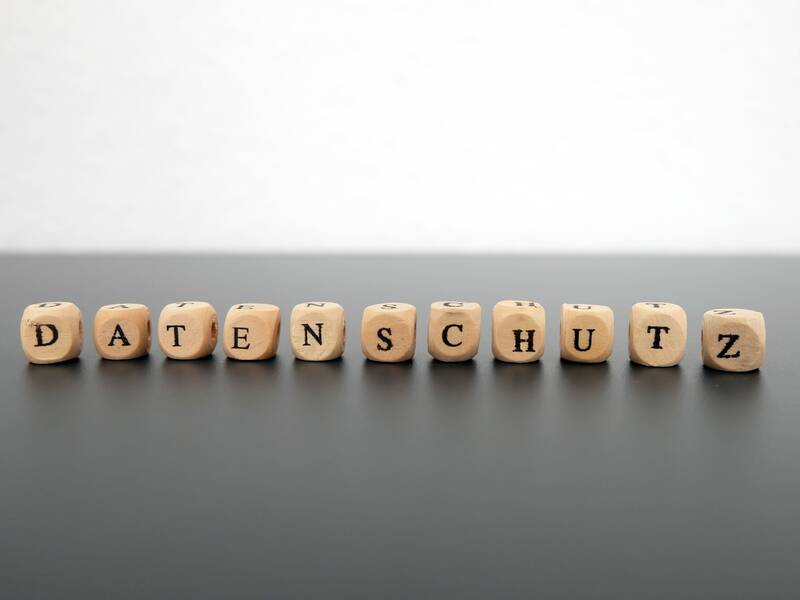 Buchstabenwürfel zu einem Wort aneinandergereiht