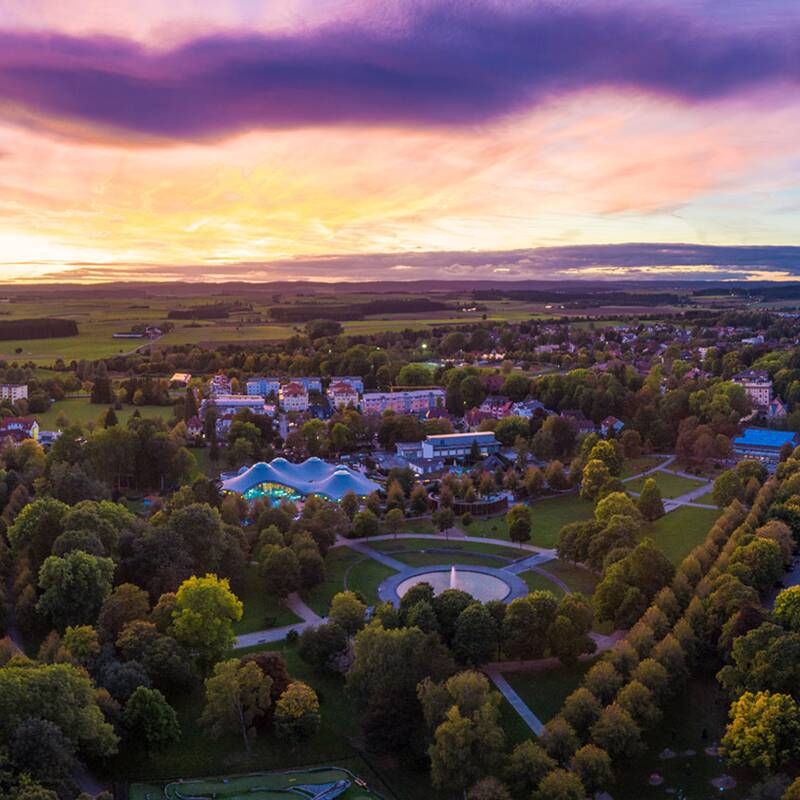 Ein Sonnenuntergang wirft farbenfrohe Muster über die Gegend rund um Bad Dürrheim.