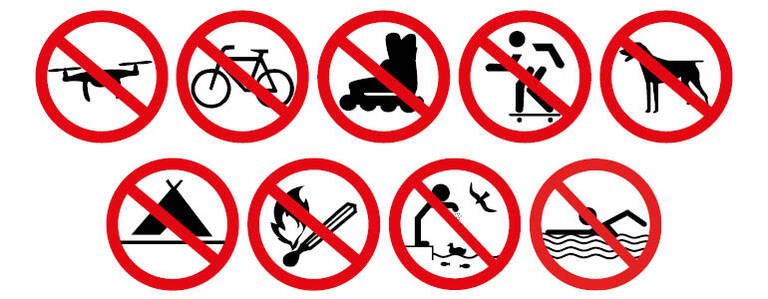 schwarz-weiße Piktogramme mit rotem Verbotssymbol zeigen Drohnen, Fahrräder, Inlineskates, Skateboards, Hunde an der Leine, Zelten, Feuer, Grillen, Angeln und Schwimmen verboten.