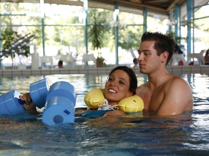 Mann hält Frau im Wasser