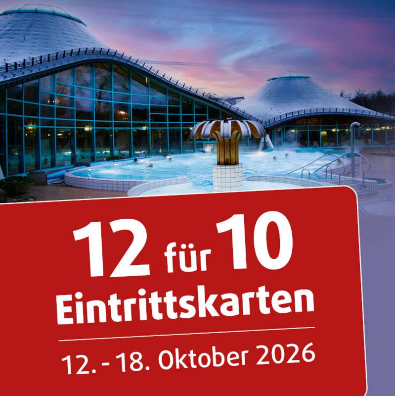 Außenansicht der Solemar-Therme mit gewölbtem Kuppeldach und Fensterfront und einem Wasserpilz im Vordergrund bei Dämmerung, darunter ein rotes Werbebanner mit weißer Schrift '12 für 10 Eintrittskarten 12.-18. Oktober 2026'