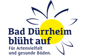 Logo mit stilisierter Blume, gelber Kreis und dunkelblauer Schrift 'Bad Dürrheim blüht auf Für Artenvielfalt und gesunde Böden'