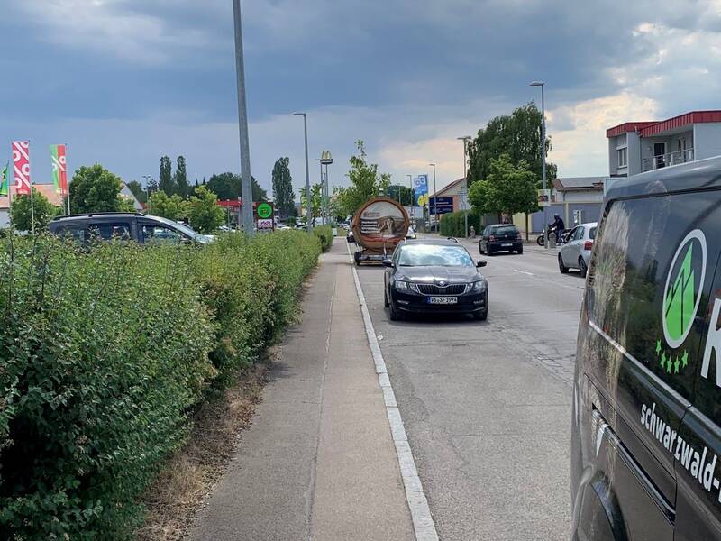 Gehweg und Parkstreifen in der Carl Friedrich Benz Straße 