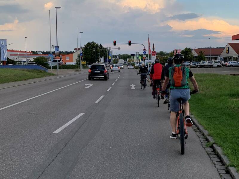 Car-Friedrich-Benz-Straße Radfahrende auf der Straße