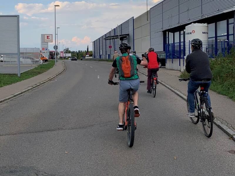 Dieselstraße Radfahrende schwimmen im Verkehr mit