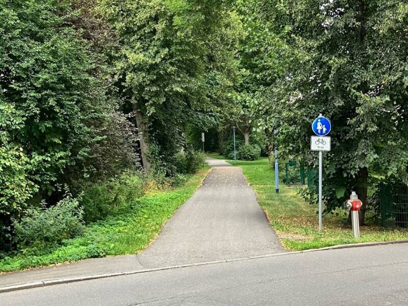 Weg mit Schild Fußweg und Radfahrer frei