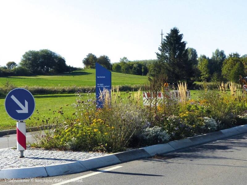 Eine Verkehrsinsel, die bepflanzt ist