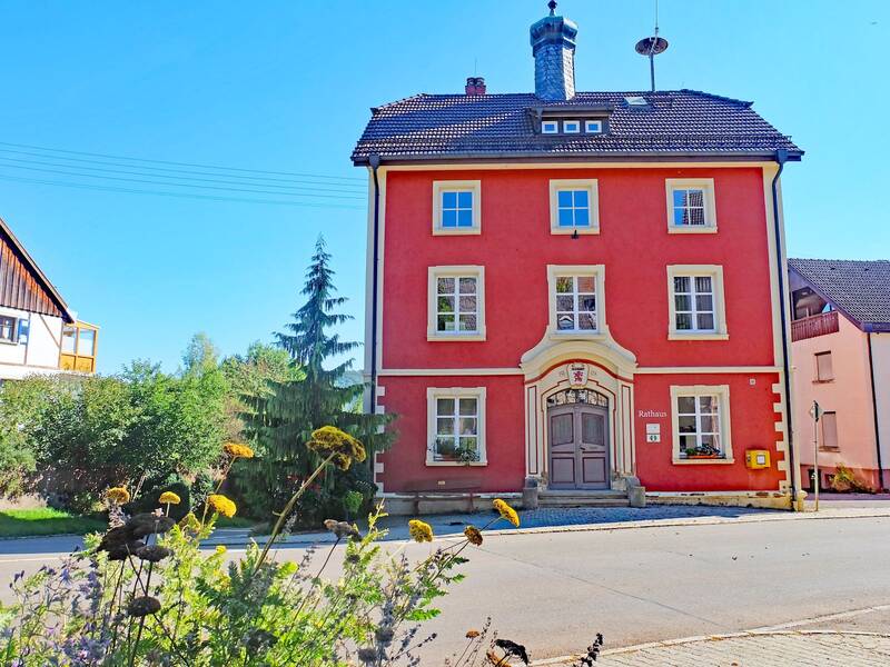 Ein Gebäude mit verzierter Eingangstür