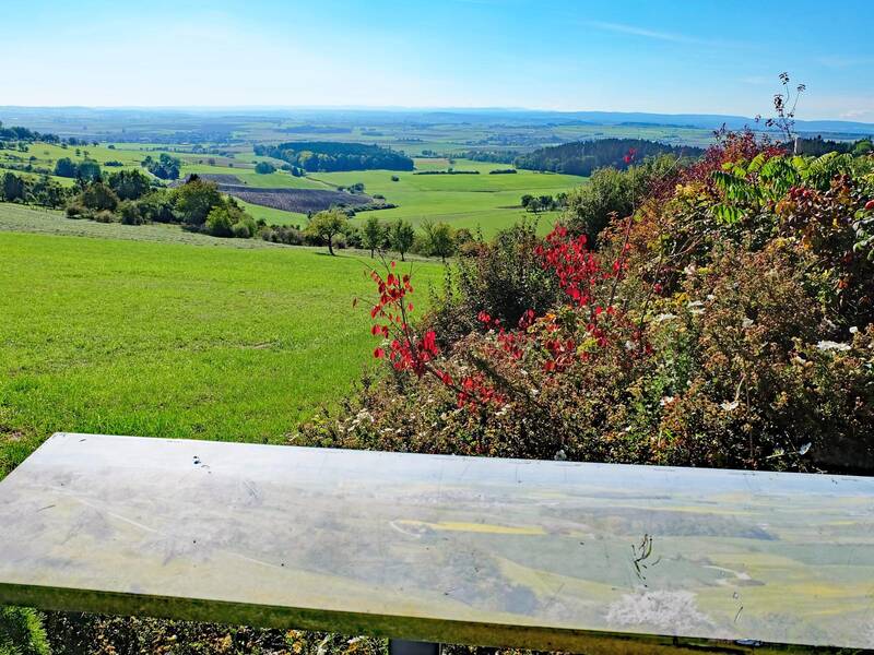 Ein Landschaftsbild hinter Acrylglas. Dahinter Ausblick auf die Ostbaar.