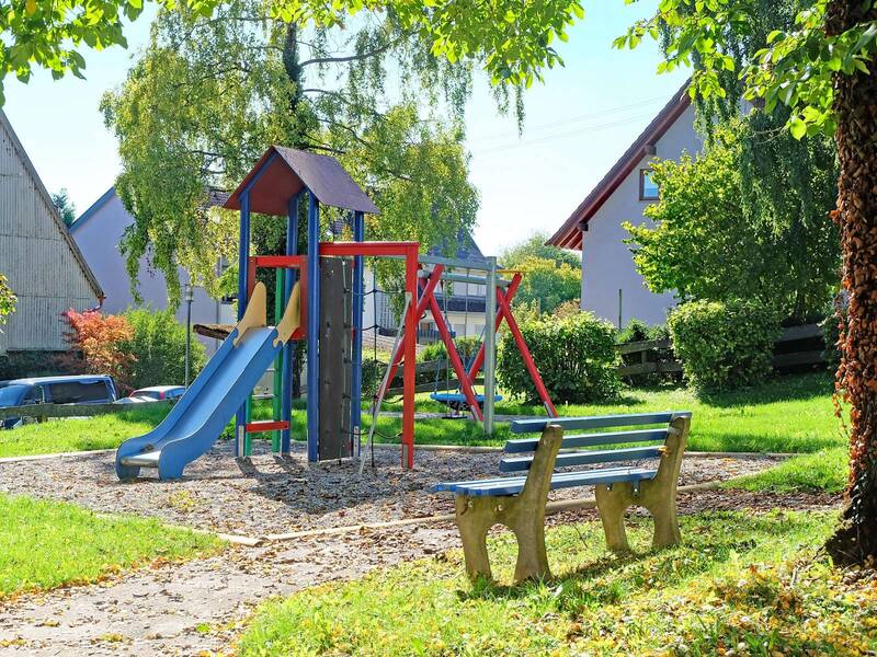 Spielgeräte und Sitzbank