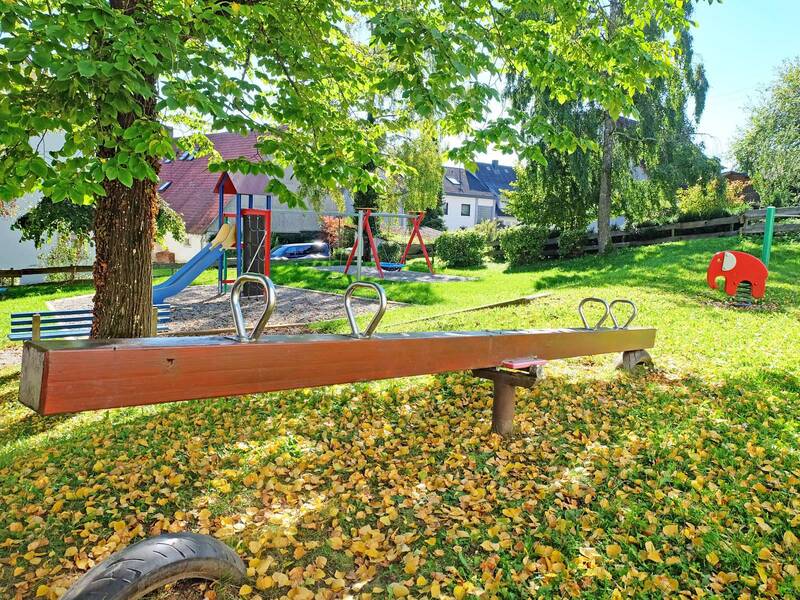 Spielgeräte und Wiese