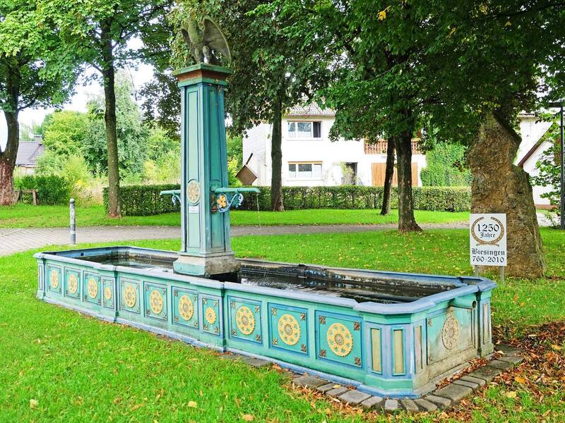 verzierter Brunnen auf einer Wiese