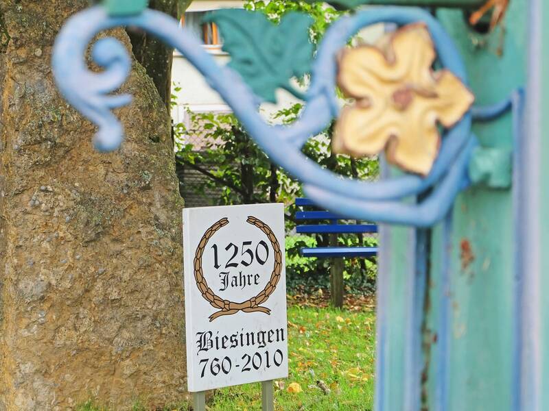 Brunneverzierung und Schild zu 1250 jahre Biesingen