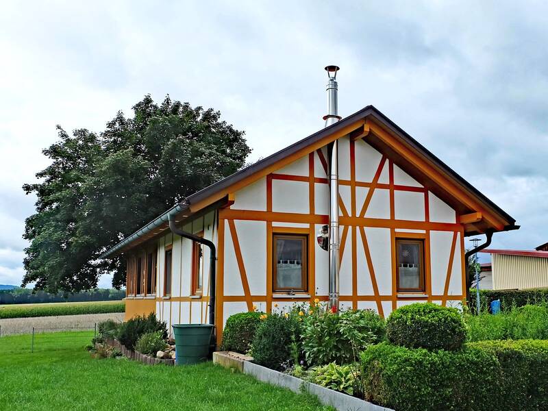 Ein kleines Fachwerkhäuschen in idyllischer Umgebung