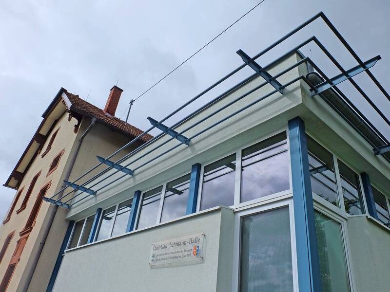 Eine Halle mit Metallstreben am Dach