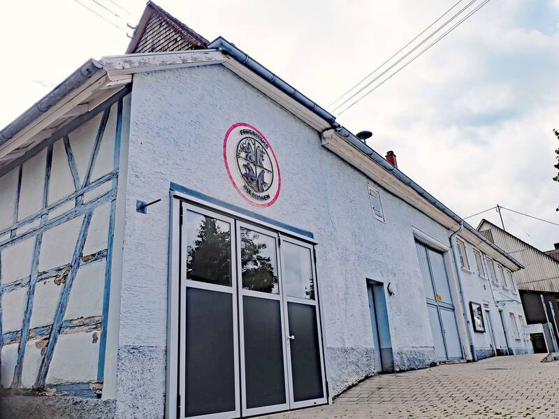 Ein Gebäude mit großem Glastor