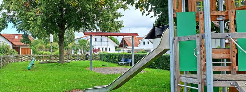 Spielturm mit Rutsche