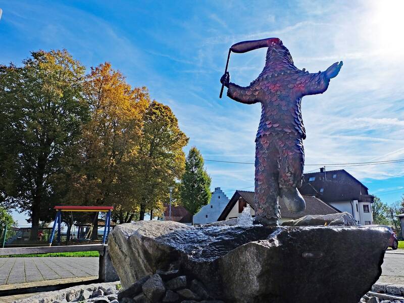 Ein Brunnen mit Narrenfigur
