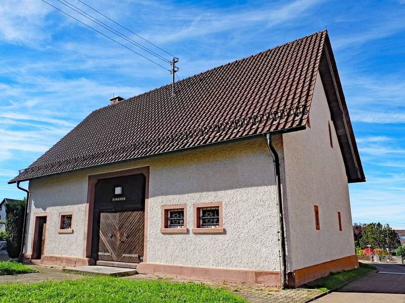 Ein Gebäude mit großem Holztor