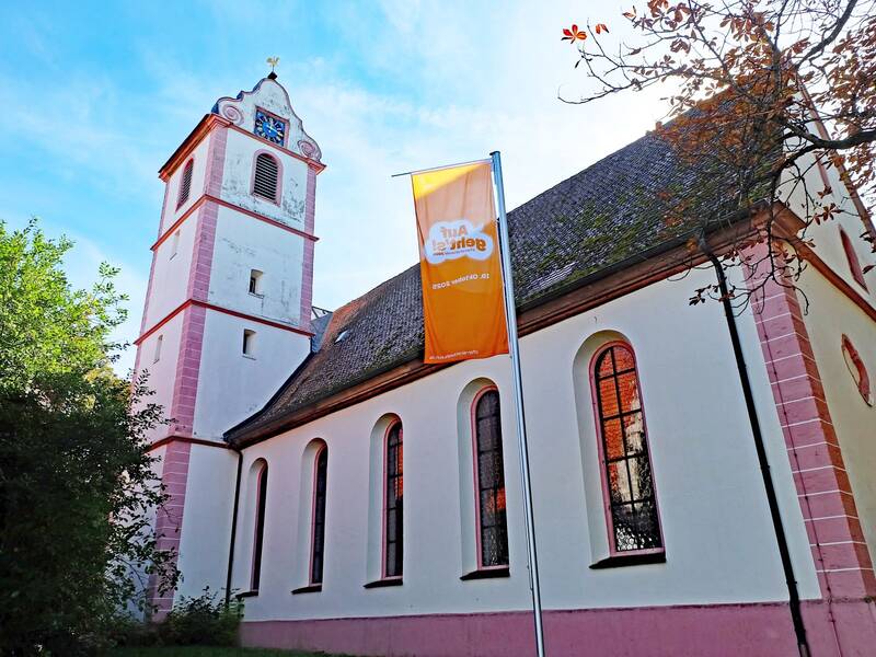 Eine große Kirche mit Turm und Fenstern