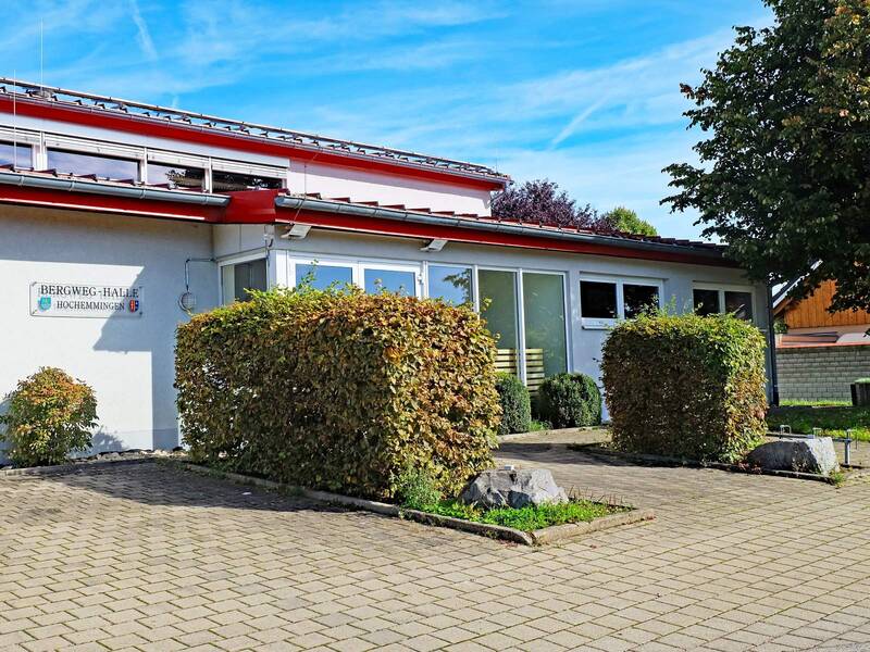 Eine Halle mit Eingangsbereich und Beschilderung
