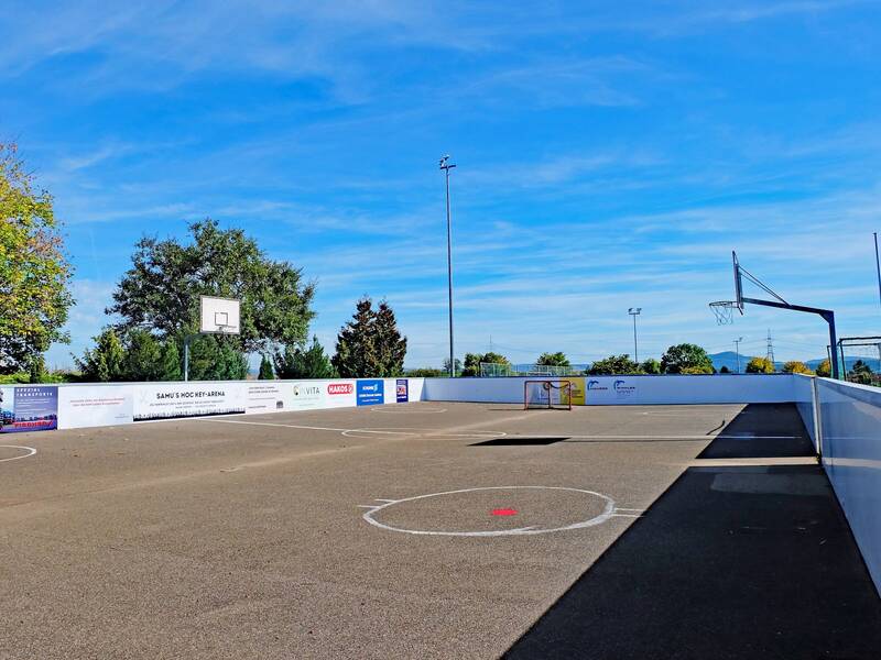 Asphalt mit Linienmarkierungen für verschiedene Sportarten