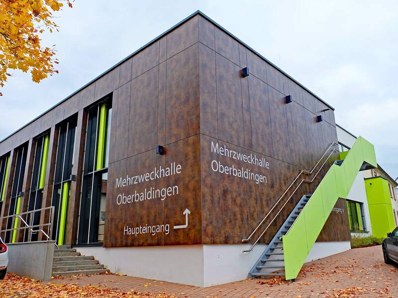 Ein modernes Gebäude mit Eingangsbereich und Außentreppen