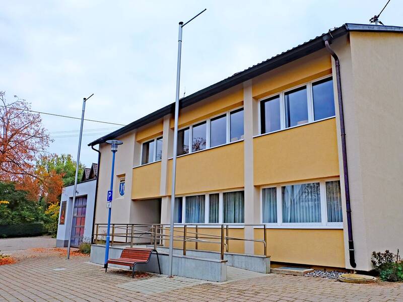 Ein Gebäude mit Sitzbank und Rampe
