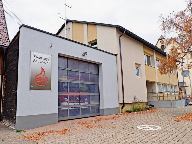 Ein Gebäude mit Rolltor für ein Feuerwehrauto