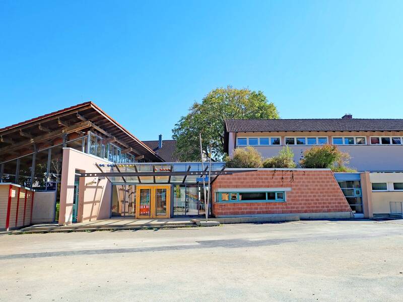 Ein Schulgebäude mit Eingangsbereich