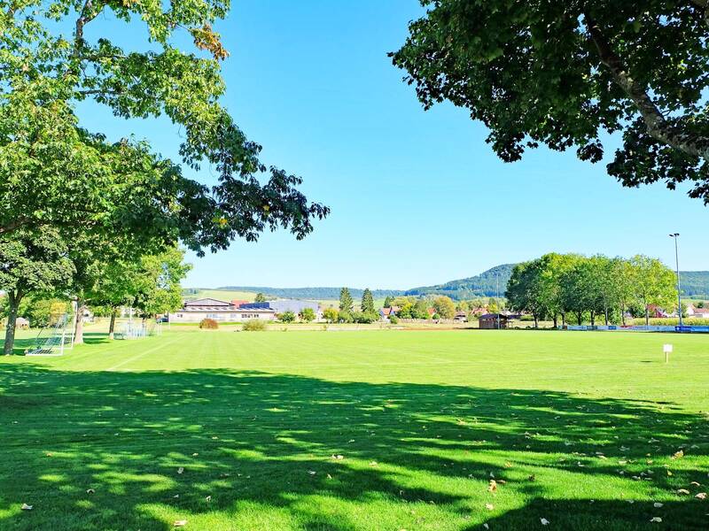 Ein Sportplatz im Grünen
