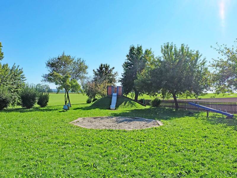 Spielgeräte auf einer Wiese