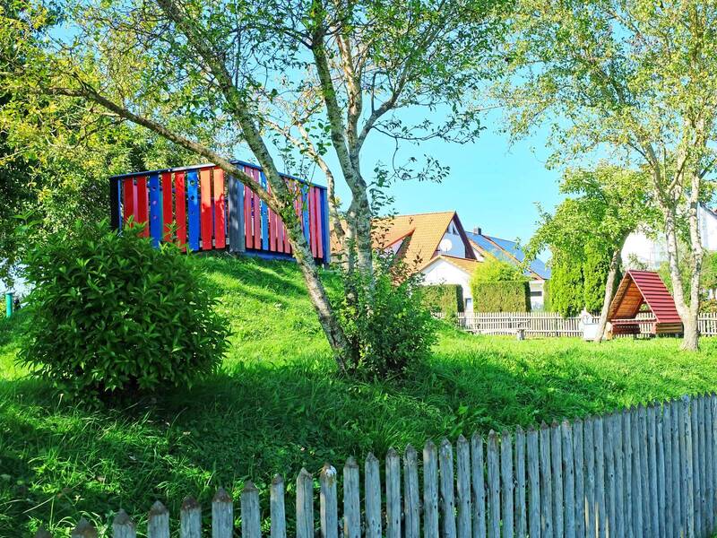 Ein umzäunter Spielplatz