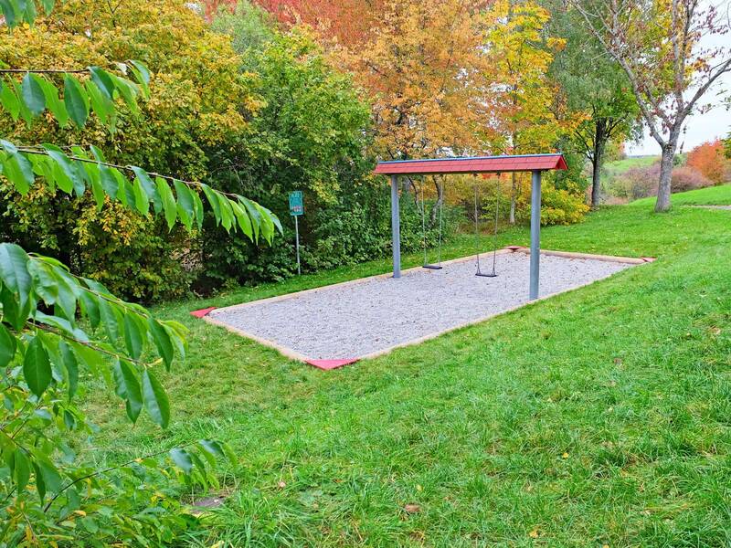 Schuakel in begrünter Umgebung
