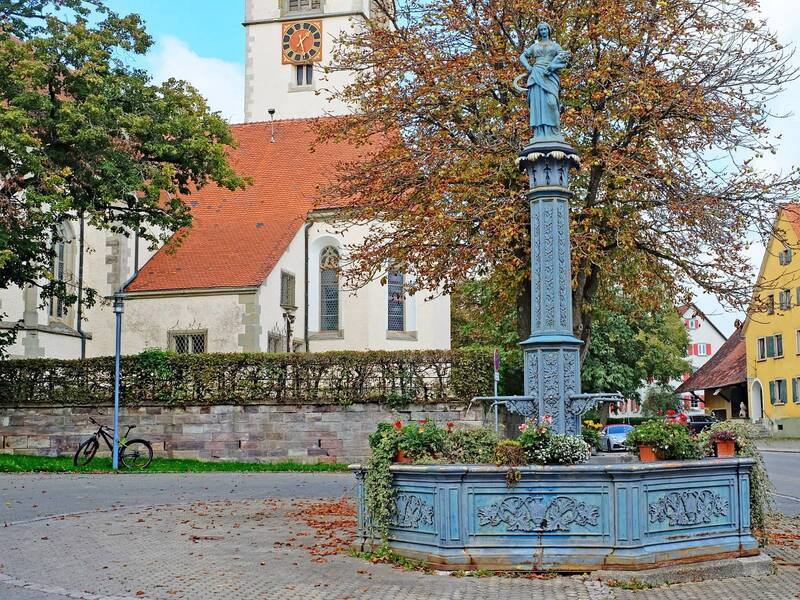 Ein großer Brunnen vor einer Kirche